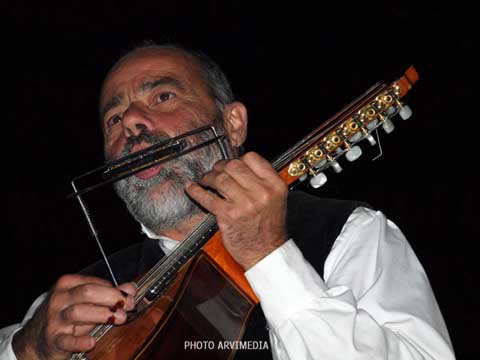Yves Feuillat le joueur d'épinette présent aussi pendant le spectacle