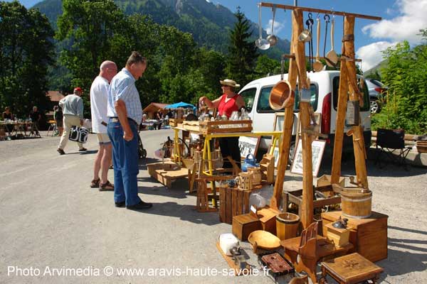 Brocante annuelle d'Entremont le plaisir de chiner en Haute Savoie, anciens outils, objet de décoration de chalet