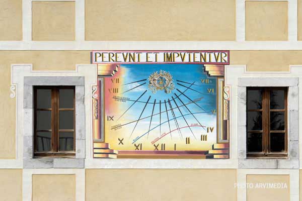 Cadran solaire art Savoyard fresque murale sur les murs du prieuré