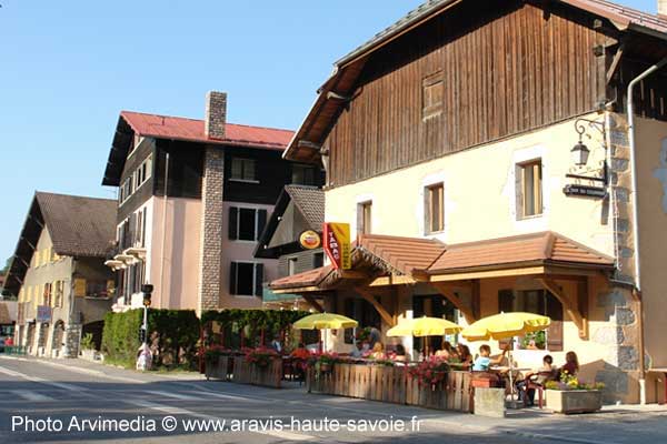Grande rue d'Entremont avec ses terrasses de cafés sur la route de Genève