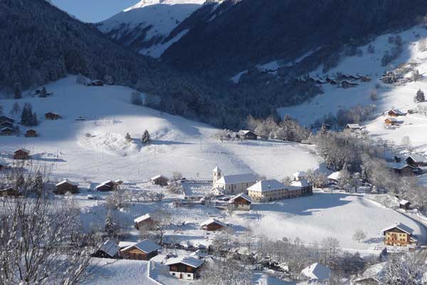 Entremont sous la neige village tout proche des stations de ski de La Clusaz et du Grand Bornand