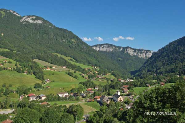 Vue panoramique de Entremont Haute Savoie Petit village de vacances de Haute Savoie proche de la Clusaz et du Grand Bornand
